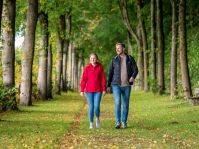 Wanderer am Wallfahrtsgelände © Teutoburger Wald Tourismus / Dominik Ketz